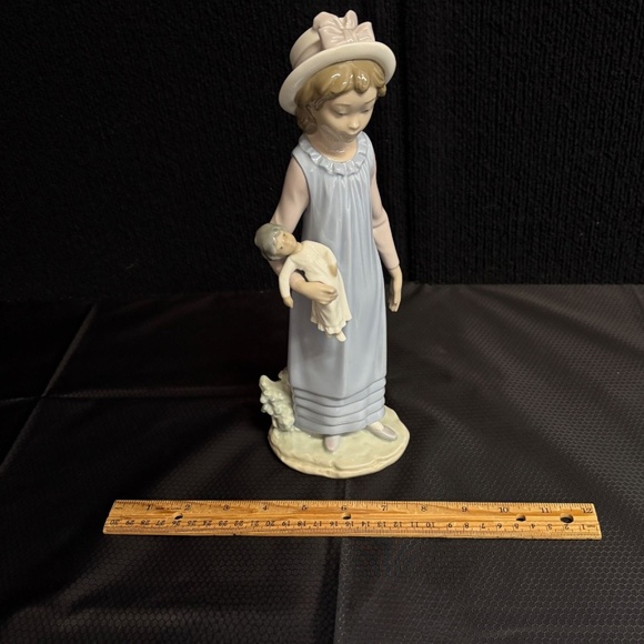 Vintage 1978 Lladro Daisa 'Belinda with Her Doll' Porcelain 11" Figurine 5045 - Picture 5 of 7